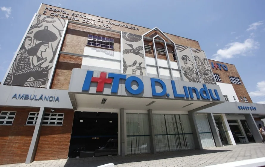 Fachada e entrada de um hospital moderno
